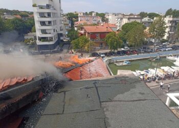 Agenti diretti al mare notano fumo e intervengono in attesa Vvf