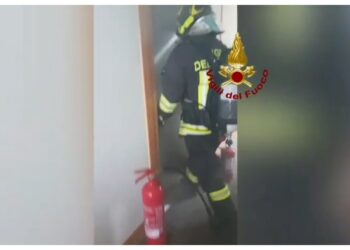 Incendio domato ma il fumo ha invaso l'edificio