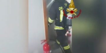 Incendio domato ma il fumo ha invaso l'edificio