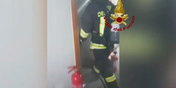 Incendio domato ma il fumo ha invaso l'edificio
