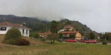 L'esteso incendio è in corso da ieri