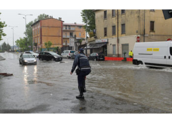 Nel Milanese cantine e sottopassi allagati