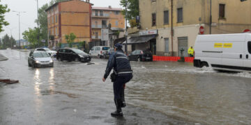 Nel Milanese cantine e sottopassi allagati
