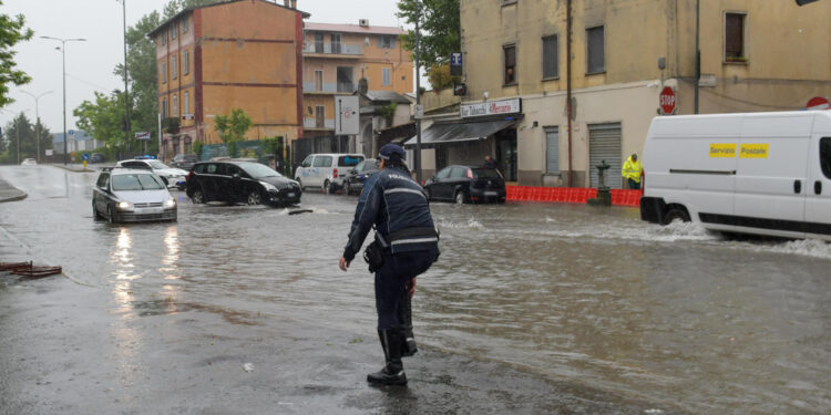 Nel Milanese cantine e sottopassi allagati