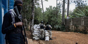 Insieme ad altre 7 persone da un orfanotrofio
