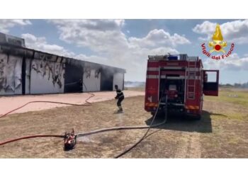 Una persona è rimasta ferita. Vigili fuoco spengono il rogo