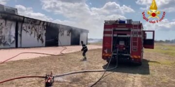 Una persona è rimasta ferita. Vigili fuoco spengono il rogo