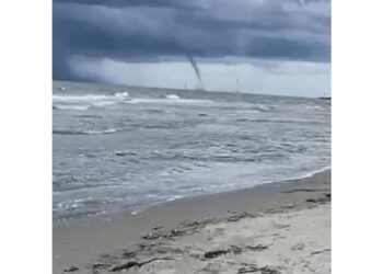 Il cielo tempestoso al largo della spiaggia di Barricata