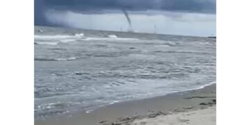 Il cielo tempestoso al largo della spiaggia di Barricata