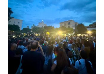 In piazza per dire no alla violenza. Presenti molti giovani