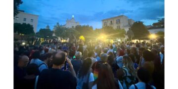 In piazza per dire no alla violenza. Presenti molti giovani