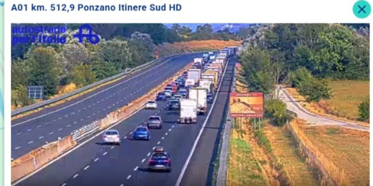 Tratto di 40 chilometri. Distribuita acqua alle auto in coda