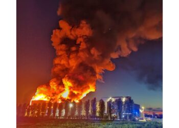 Fiamme circoscritte ma timore per i fumi generati
