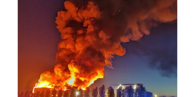 Fiamme circoscritte ma timore per i fumi generati