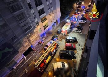 In nottata Vigili fuoco hanno spento le fiamme ma permangono gas