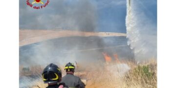 Spento dai vigili del fuoco e volontari con ausilio elicotteri