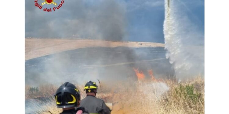 Spento dai vigili del fuoco e volontari con ausilio elicotteri