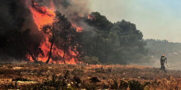 Pompieri lottano per domare le fiamme anche nel Peloponneso