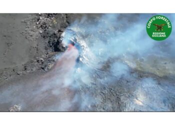 Prosegue attività effusiva da altre due bocche aperte su vulcano