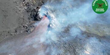 Prosegue attività effusiva da altre due bocche aperte su vulcano