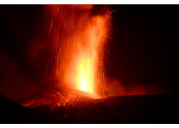 Forte emissione di cenere