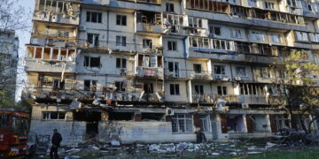 Si continua a scavare tra le macerie