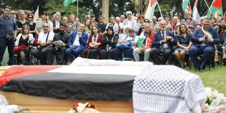 Funerali vicino a Pisa. 'Lei resta sepolta qui. Io torno a Gaza"
