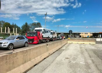 Traffico mezzi pesanti si somma a quello turistico