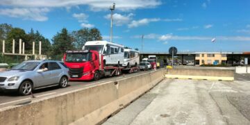 Traffico mezzi pesanti si somma a quello turistico