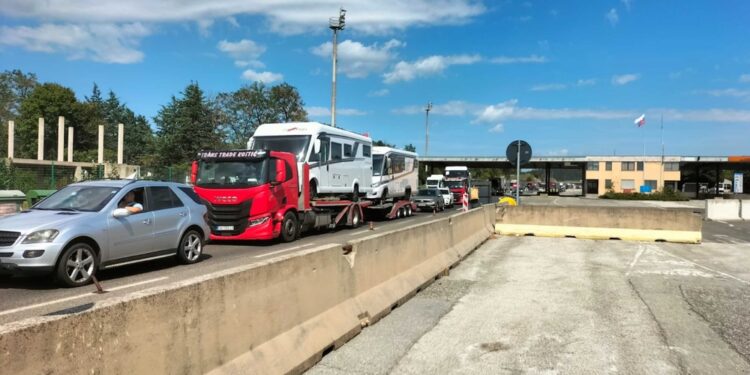 Traffico mezzi pesanti si somma a quello turistico