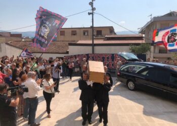 Giro di campo allo stadio del 'monaco' dopo il funerale