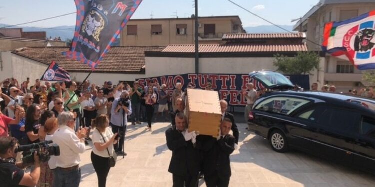 Giro di campo allo stadio del 'monaco' dopo il funerale
