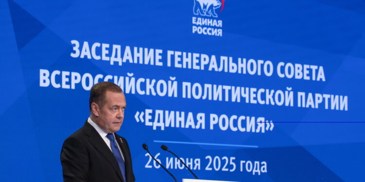 E attacca Macron: 'Quel gallo senza cervello ci rinunci'