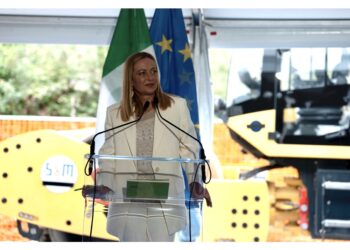 E desumo richiesta di procedere su Piantedosi