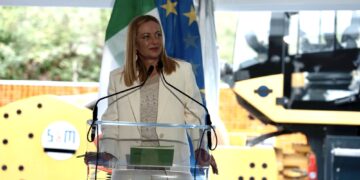 E desumo richiesta di procedere su Piantedosi