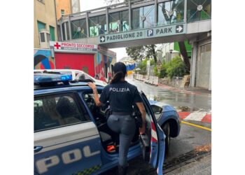 Piccola con i genitori scortata al Gaslini