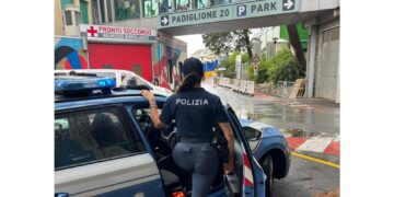 Piccola con i genitori scortata al Gaslini