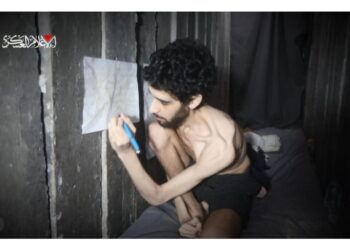 Il premier mostra la foto di Evyatar David