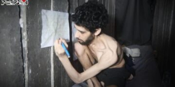 Il premier mostra la foto di Evyatar David