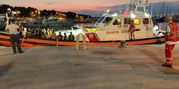 Sono stati soccorsi e condotti in porto dalla Guardia costiera