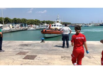 Sono stati soccorsi al largo dalla Guardia costiera