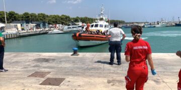 Sono stati soccorsi al largo dalla Guardia costiera