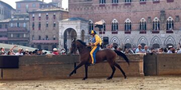 Ultimo test in piazza del Campo prima della corsa nel pomeriggio