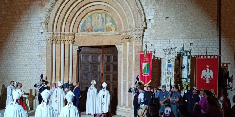 Il cardinale all'Aquila