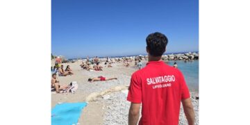 Il 13enne affetto da problemi comunicativi.L'abbraccio col padre