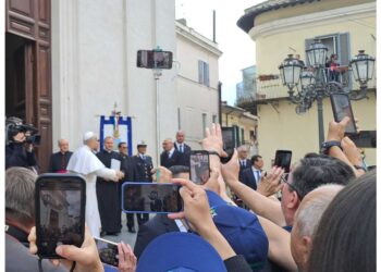 I primi fedeli sono arrivati prima delle 7.30