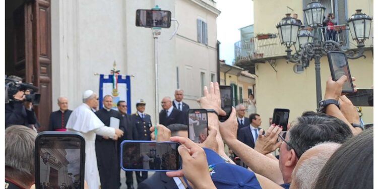I primi fedeli sono arrivati prima delle 7.30