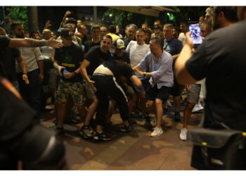 Numerosi poliziotti feriti. Appello di Vucic alla calma