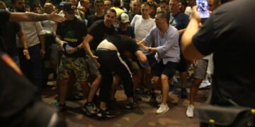 Numerosi poliziotti feriti. Appello di Vucic alla calma