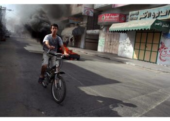 Intensi raid sul quartiere di Zeitun a Gaza City